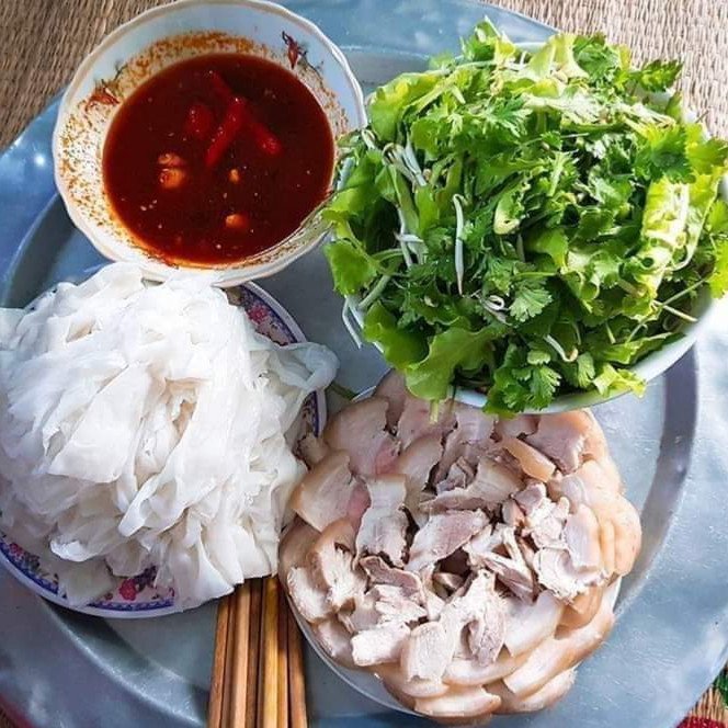 Bánh ướt cuốn thịt heo ba chỉ luộc cùng rau sống - Ảnh: Trương Chung